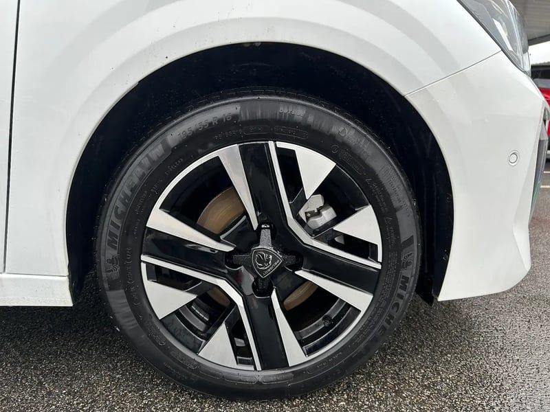 Photo de la voiture PEUGEOT 208 Hybrid 100 e-DCS6 Allure