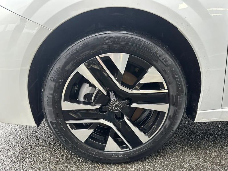 Photo de la voiture PEUGEOT 208 Hybrid 100 e-DCS6 Allure