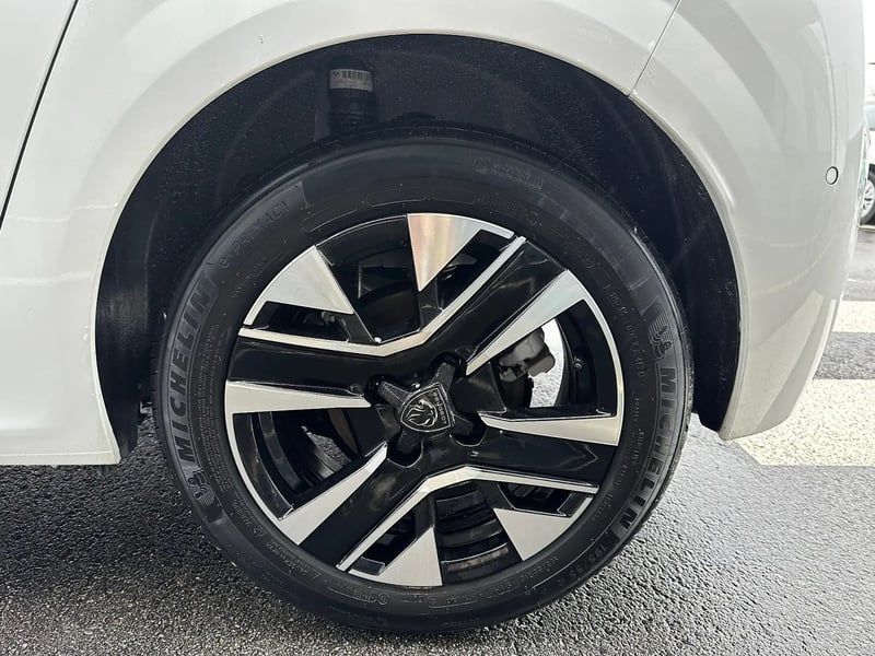 Photo de la voiture PEUGEOT 208 Hybrid 100 e-DCS6 Allure