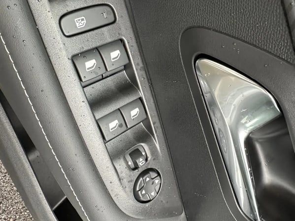 Photo de la voiture PEUGEOT 208 Hybrid 100 e-DCS6 Allure