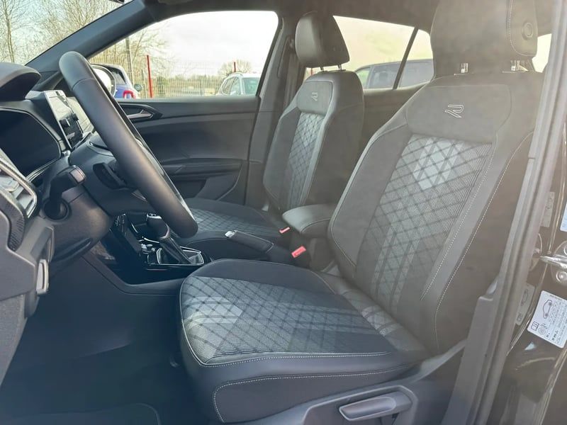 Photo de la voiture VOLKSWAGEN T-CROSS 1.0 TSI 116 Start/Stop DSG7 R-Line Edition