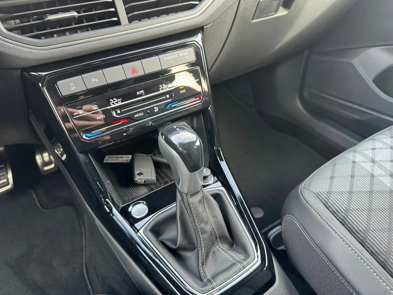 Photo de la voiture VOLKSWAGEN T-CROSS 1.0 TSI 116 Start/Stop DSG7 R-Line Edition