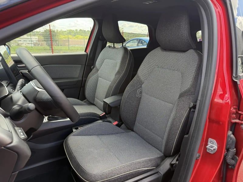 Photo de la voiture RENAULT CAPTUR E-Tech full hybrid 145 ch Techno