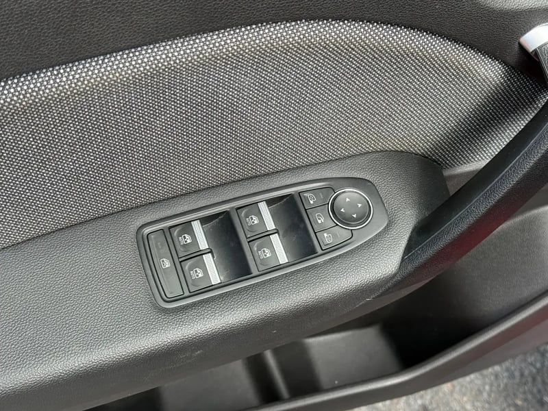 Photo de la voiture RENAULT CAPTUR E-Tech full hybrid 145 ch Techno