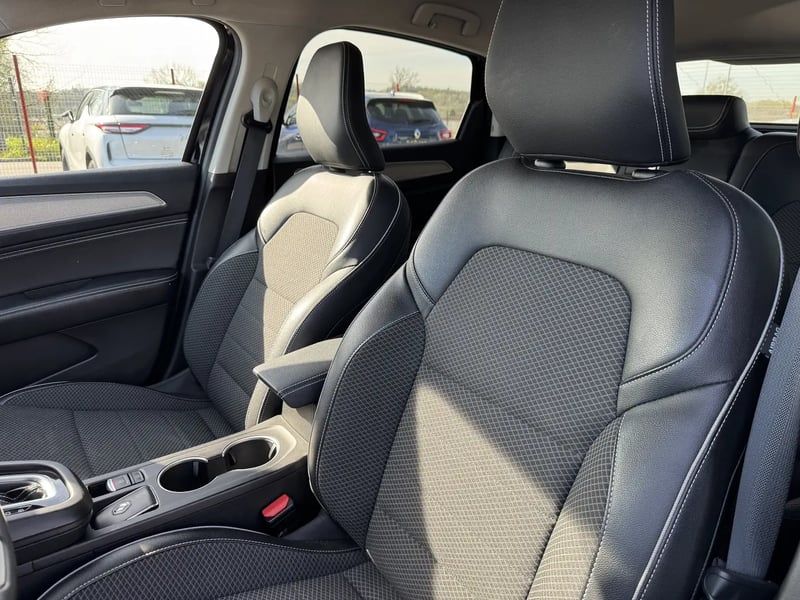 Photo de la voiture RENAULT ARKANA E-Tech hybride 145 - 22 Techno