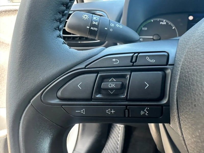 Photo de la voiture TOYOTA YARIS HYBRIDE 116h Dynamic