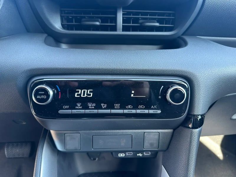 Photo de la voiture TOYOTA YARIS HYBRIDE 116h Dynamic