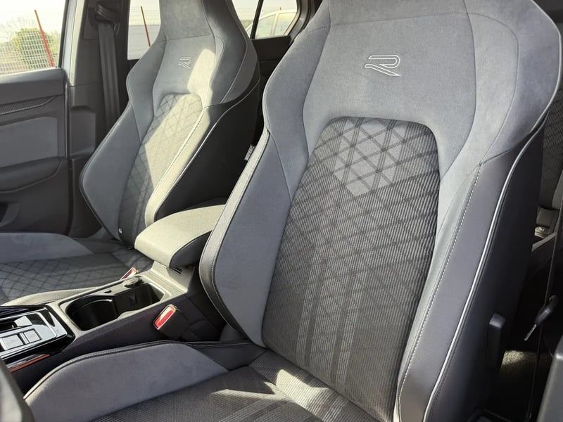 Photo de la voiture VOLKSWAGEN GOLF 1.5 eTSI OPF 150 DSG7 R-Line