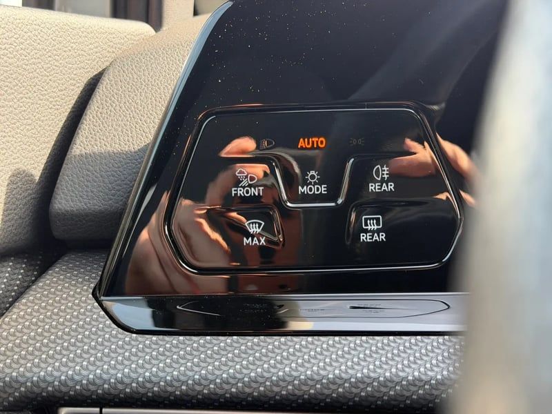 Photo de la voiture VOLKSWAGEN GOLF 1.5 eTSI OPF 150 DSG7 R-Line