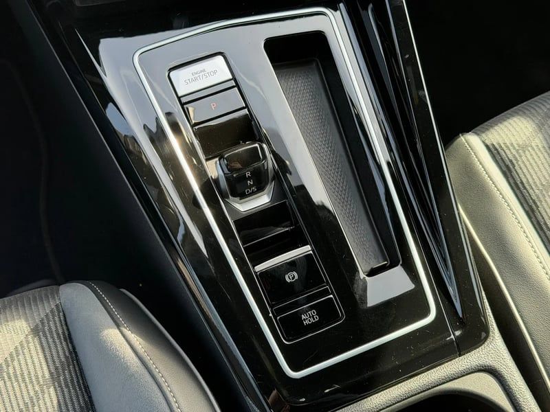 Photo de la voiture VOLKSWAGEN GOLF 1.5 eTSI OPF 150 DSG7 R-Line