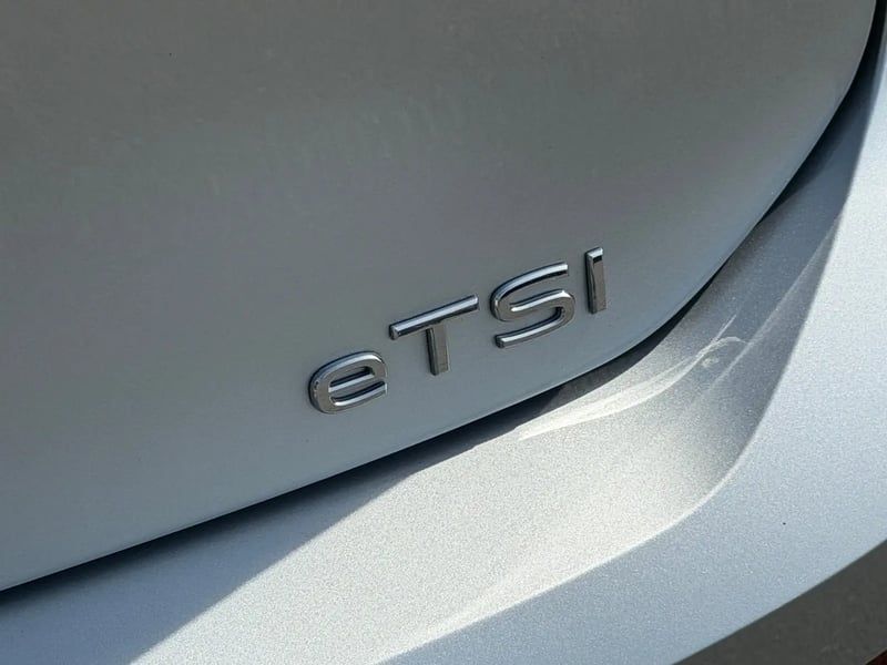 Photo de la voiture VOLKSWAGEN GOLF 1.5 eTSI OPF 150 DSG7 R-Line