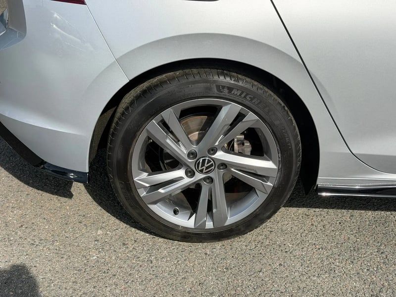 Photo de la voiture VOLKSWAGEN GOLF 1.5 eTSI OPF 150 DSG7 R-Line