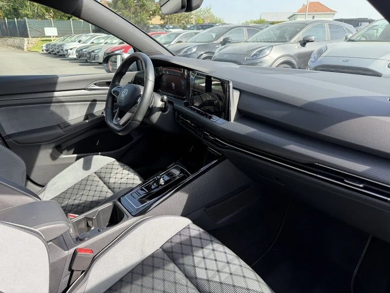 Photo de la voiture VOLKSWAGEN GOLF 1.5 eTSI OPF 150 DSG7 R-Line