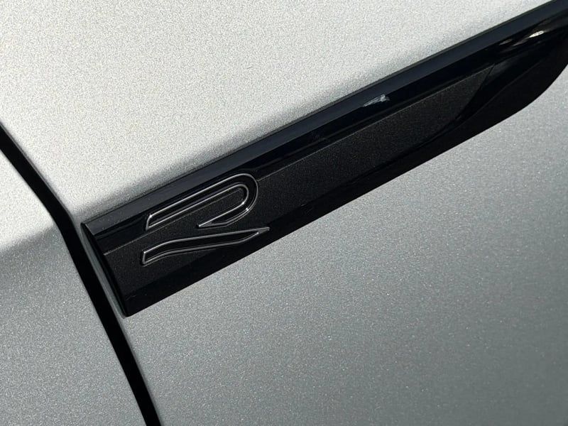 Photo de la voiture VOLKSWAGEN GOLF 1.5 eTSI OPF 150 DSG7 R-Line