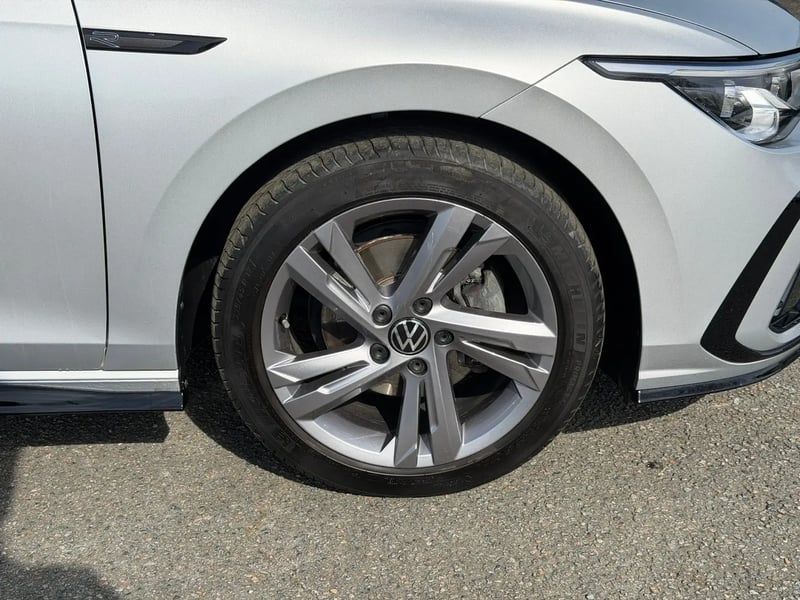 Photo de la voiture VOLKSWAGEN GOLF 1.5 eTSI OPF 150 DSG7 R-Line