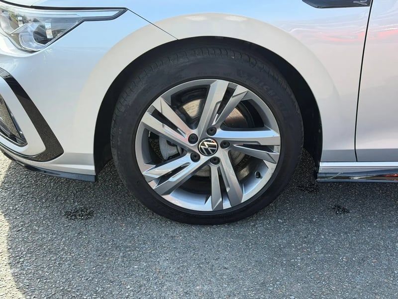 Photo de la voiture VOLKSWAGEN GOLF 1.5 eTSI OPF 150 DSG7 R-Line