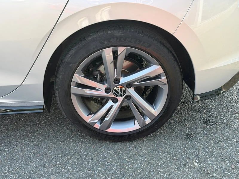 Photo de la voiture VOLKSWAGEN GOLF 1.5 eTSI OPF 150 DSG7 R-Line