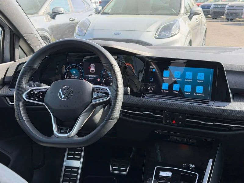 Photo de la voiture VOLKSWAGEN GOLF 1.5 eTSI OPF 150 DSG7 R-Line