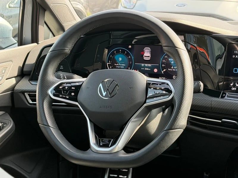 Photo de la voiture VOLKSWAGEN GOLF 1.5 eTSI OPF 150 DSG7 R-Line