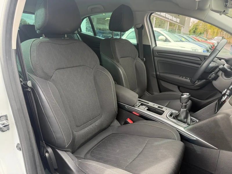 Photo de la voiture RENAULT MEGANE IV BERLINE Blue dCi 115 Limited