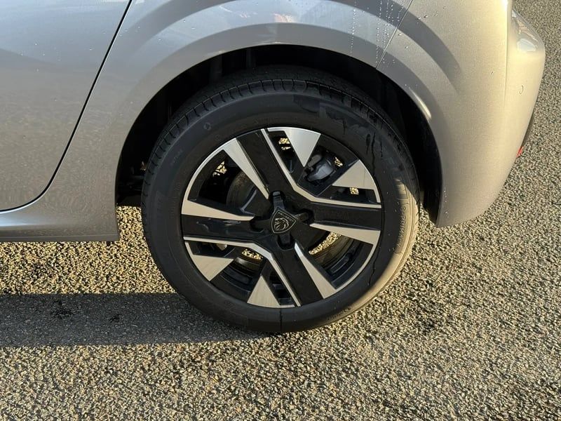 Photo de la voiture PEUGEOT 208 Hybrid 110 ch e-DCS6 Allure