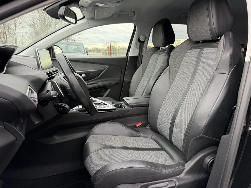 Photo de la voiture PEUGEOT 3008 Puretech 130ch S&S EAT8 Allure