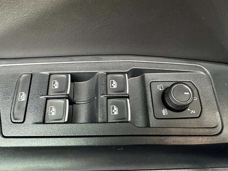 Photo de la voiture VOLKSWAGEN T-ROC 1.5 TSI EVO2 150 Start/Stop DSG7 R-Line Edition