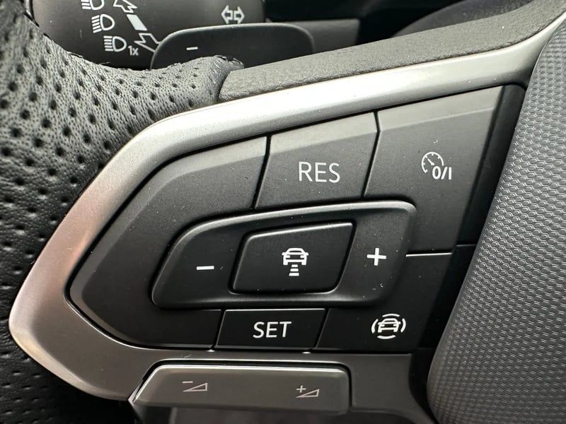 Photo de la voiture VOLKSWAGEN T-ROC 1.5 TSI EVO2 150 Start/Stop DSG7 R-Line Edition