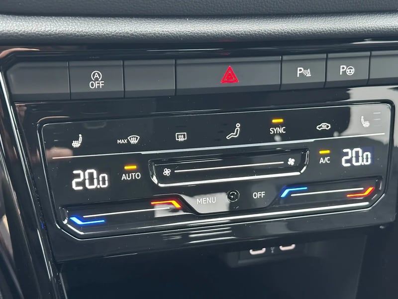 Photo de la voiture VOLKSWAGEN T-ROC 1.5 TSI EVO2 150 Start/Stop DSG7 R-Line Edition
