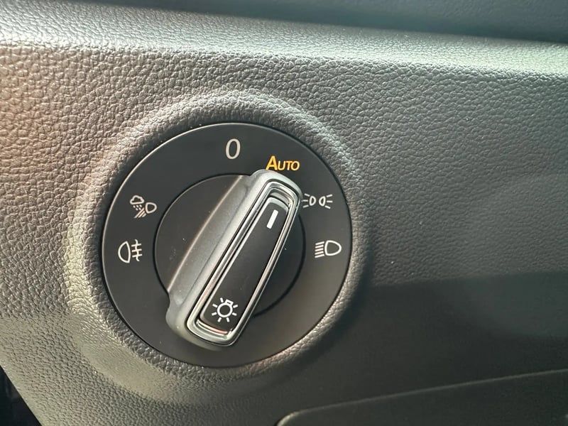 Photo de la voiture VOLKSWAGEN T-ROC 1.5 TSI EVO2 150 Start/Stop DSG7 R-Line Edition