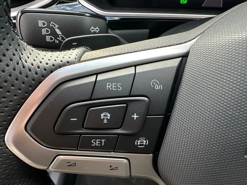 Photo de la voiture VOLKSWAGEN T-ROC 1.5 TSI EVO2 150 Start/Stop DSG7 R-Line Edition