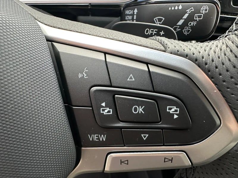 Photo de la voiture VOLKSWAGEN T-ROC 1.5 TSI EVO2 150 Start/Stop DSG7 R-Line Edition