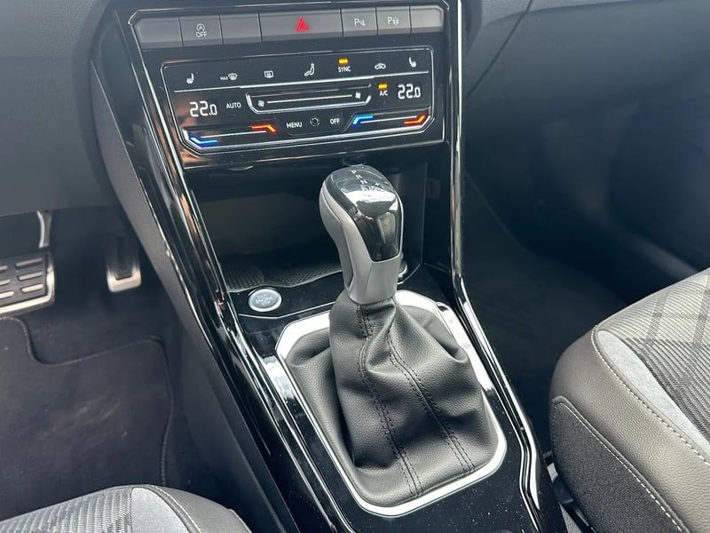 Photo de la voiture VOLKSWAGEN T-ROC 1.5 TSI EVO2 150 Start/Stop DSG7 R-Line Edition