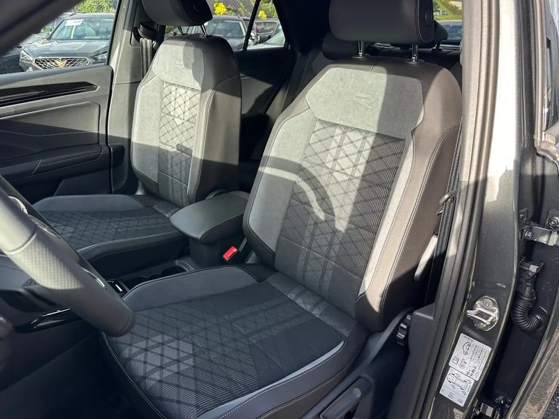 Photo de la voiture VOLKSWAGEN T-ROC 1.5 TSI EVO2 150 Start/Stop DSG7 R-Line Edition