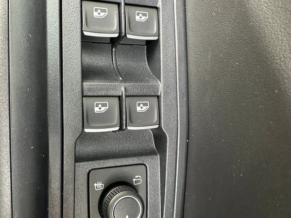 Photo de la voiture VOLKSWAGEN T-ROC 1.5 TSI EVO2 150 Start/Stop DSG7 R-Line Edition