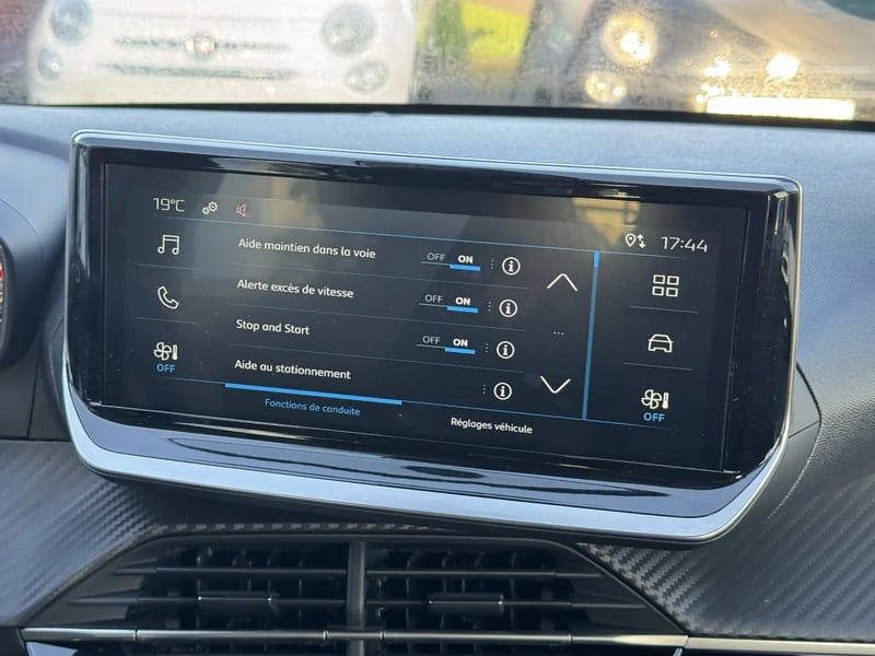 Photo de la voiture PEUGEOT 208 PureTech 75 S&S BVM5 Active