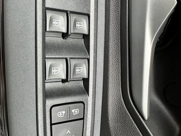 Photo de la voiture DACIA JOGGER Jogger1.6 hybrid 140ch Extreme 5 places NOIR