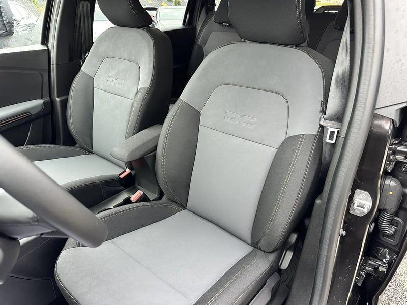 Photo de la voiture DACIA JOGGER Jogger1.6 hybrid 140ch Extreme 5 places NOIR