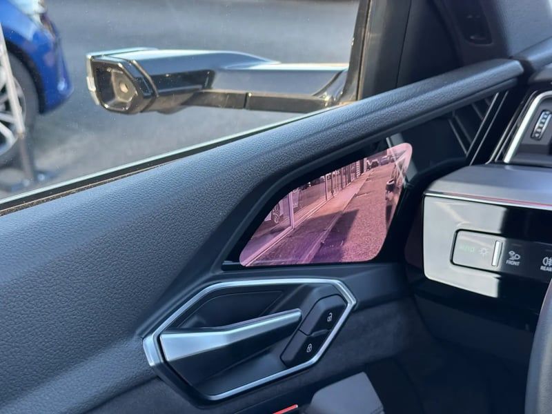 Photo de la voiture AUDI E-TRON SPORTBACK 50 quattro 313 ch S line