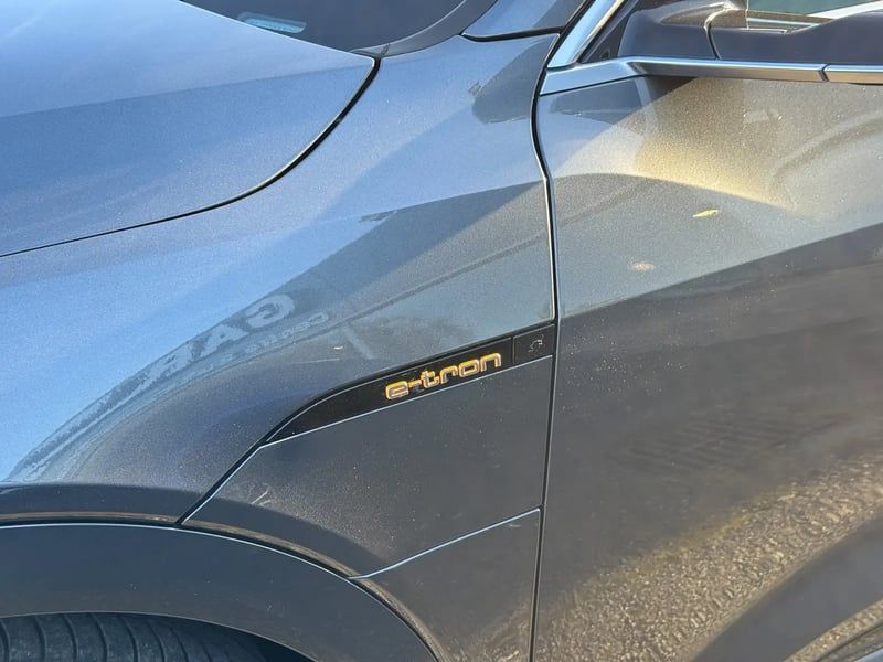 Photo de la voiture AUDI E-TRON SPORTBACK 50 quattro 313 ch S line