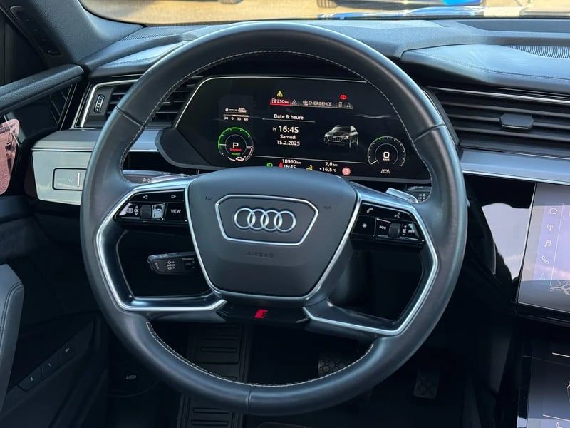 Photo de la voiture AUDI E-TRON SPORTBACK 50 quattro 313 ch S line