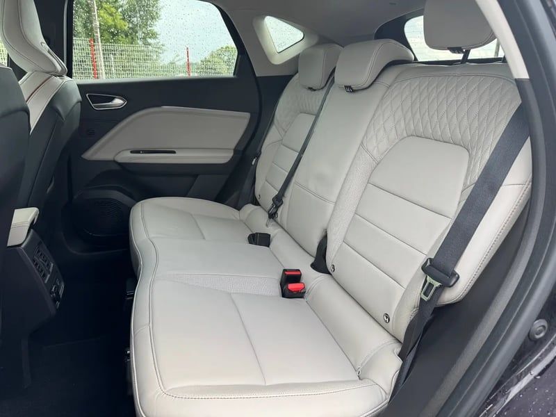 Photo de la voiture RENAULT CAPTUR Blue dCi 115 EDC Initiale Paris