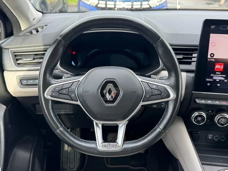 Photo de la voiture RENAULT CAPTUR Blue dCi 115 EDC Initiale Paris